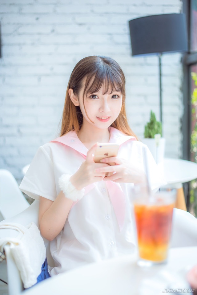 你若爱她，让你的爱像阳光一样包围她，并且给她自由。